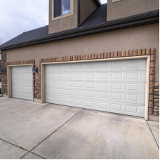 Puerta de Garage de alta calidad, Color blanco 18X8 pies,  AISLADA, Estilo Americana , CUADRO CORTO , 6 Cuadros.