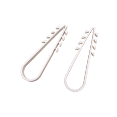 Bolsa con 100 clips sujetadores de plástico para cables de 11 a 19 mm. Ideales para instalaciones en pared, brindan sujeción firme y segura.