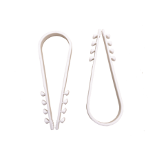 Bolsa con 100 clips sujetadores de plástico para cables de 19 a 25 mm. Ideales para instalaciones en pared, brindan sujeción firme y segura.