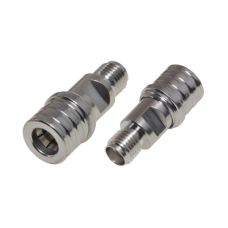 Adaptador en Línea de Bajo PIM, de Conector QMA (Quick Mate) Macho a SMA Hembra, Bronce Blanco/ Oro/ Teflón.