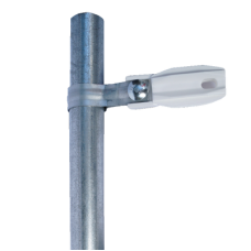 Aislador de paso o esquina de color Blanco con abrazadera incluida de 33-38mm para uso en tubería de malla ciclónica. Aislador de paso o esquina de color Blanco con abrazadera incluida de 33-38mm para uso en tubería de malla ciclónica.